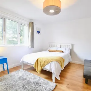 Apartment Full Close To Excel Centre, Airport , O2 Arena, London