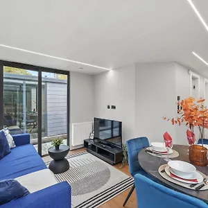Botel Unique Water In - Sleeps 6, London